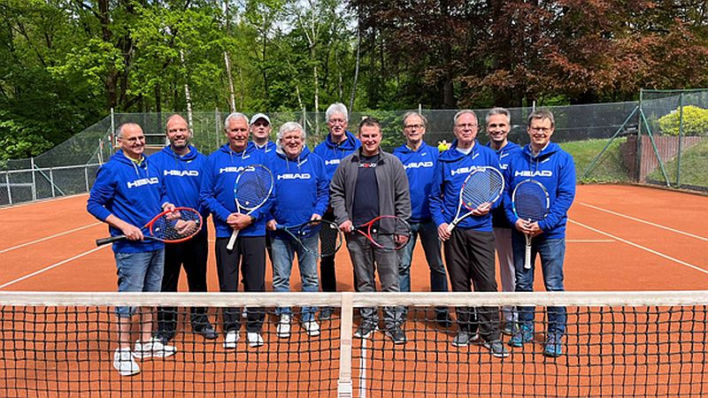 Ü40-Mannschaft des TC Stadtoldendorf freut sich über neue Trainingspullover