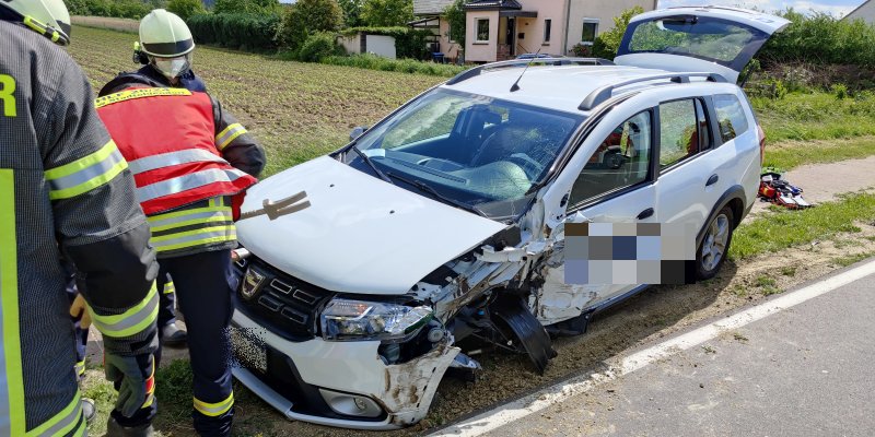 Schwerer Verkehrsunfall fordert zwei Verletzte: PKW streift LKW