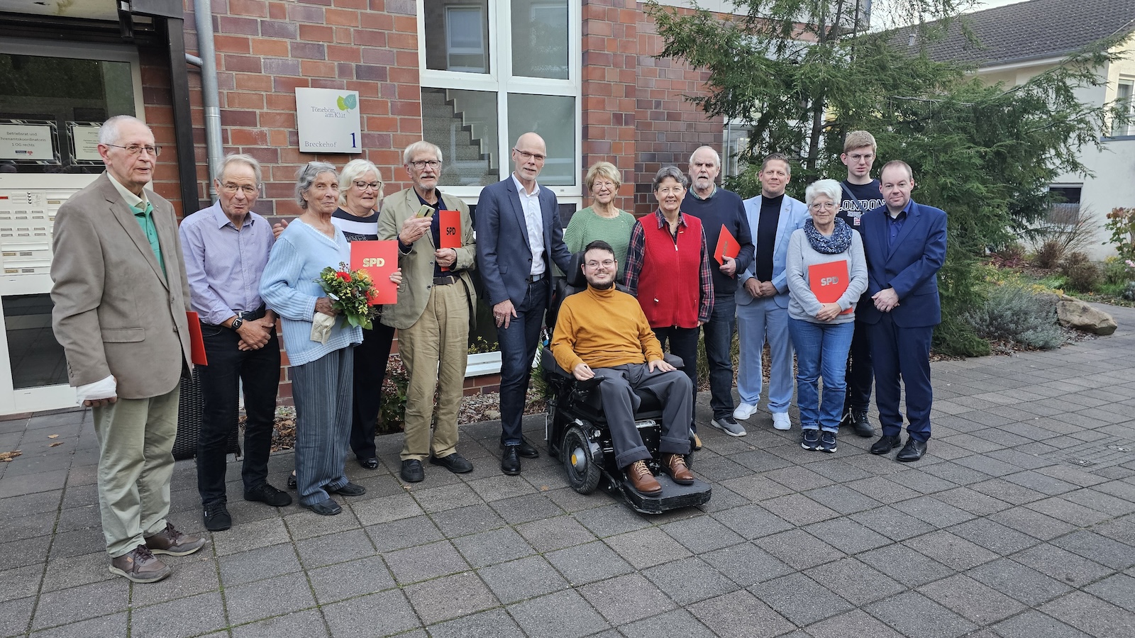 Die Jubilare des SPD-Ortsvereins mit den Gästen (v.l.n.r.: Heinrich Hänsel, Andreas Hausotter, Christa Bruns, Karin Echtermann, Bernd Bruns, Christoph Matterne, Constantin Grosch, Gisela Nolting, Sabine Prenzlow, Manfred Paulat, Steffen Knippertz, Heike Drömer, Jan-Christoph Rapke, Alexander Werner)