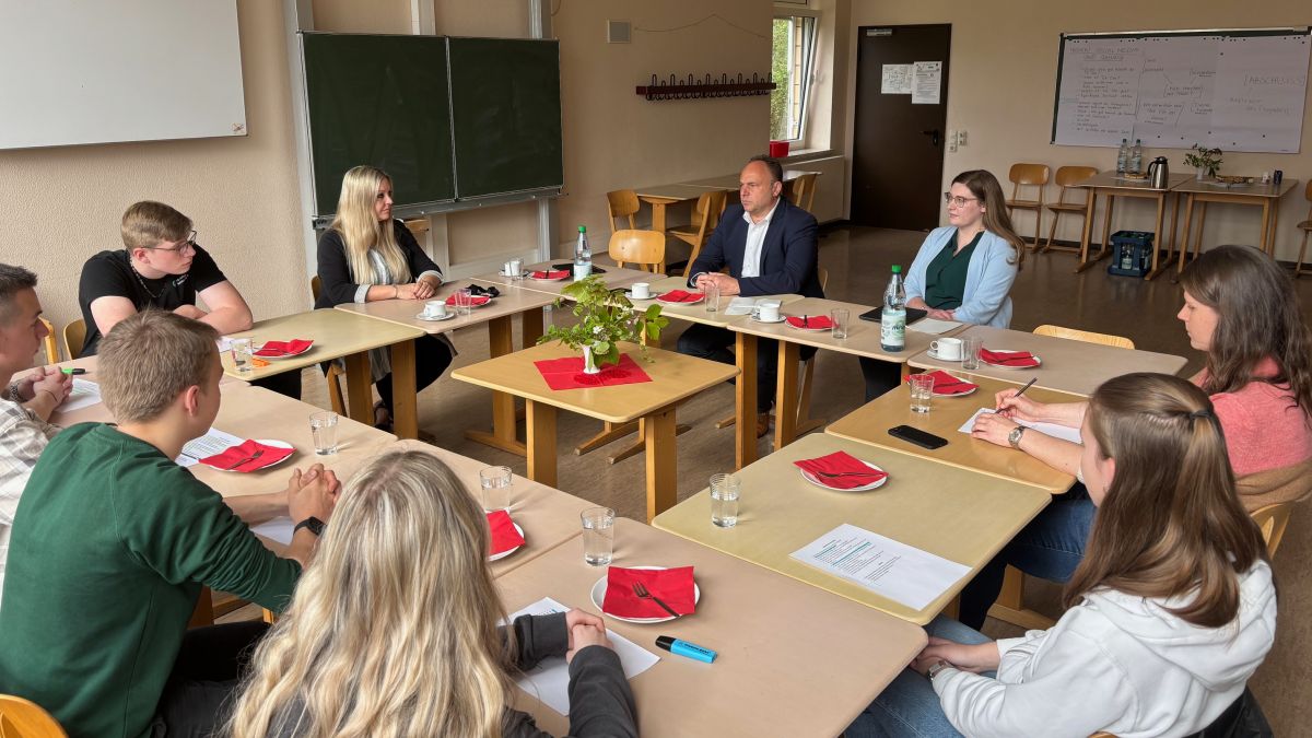 Landrat diskutiert mit Schülern der HRS in Eschershausen: Nach der OBS Holzminden und Bodenwerder ist HRS dritter Schulbesuch