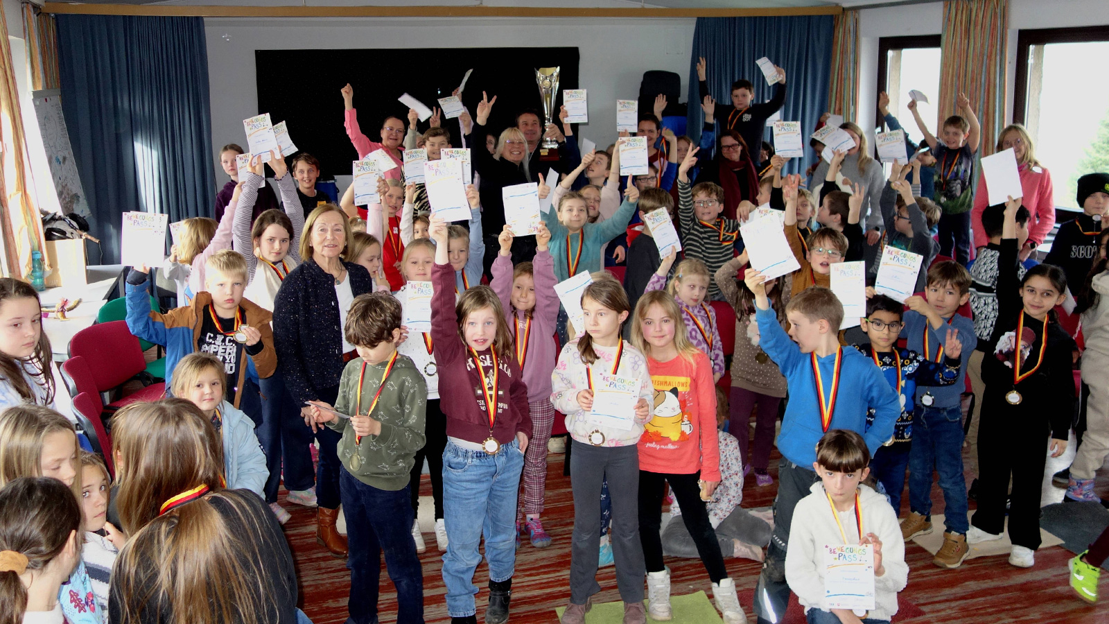 Bewegungspass begeistert knapp 600 Kinder im Landkreis Holzminden – Wanderpokale für Hehlen und Deensen