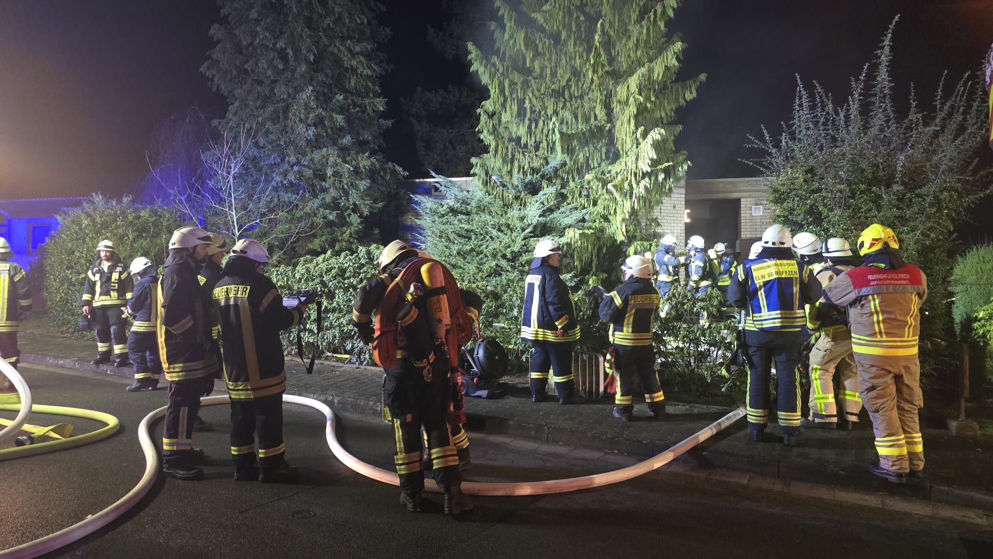 Zimmerbrand in der Hermann-Löns-Straße: Senior über Fenster gerettet