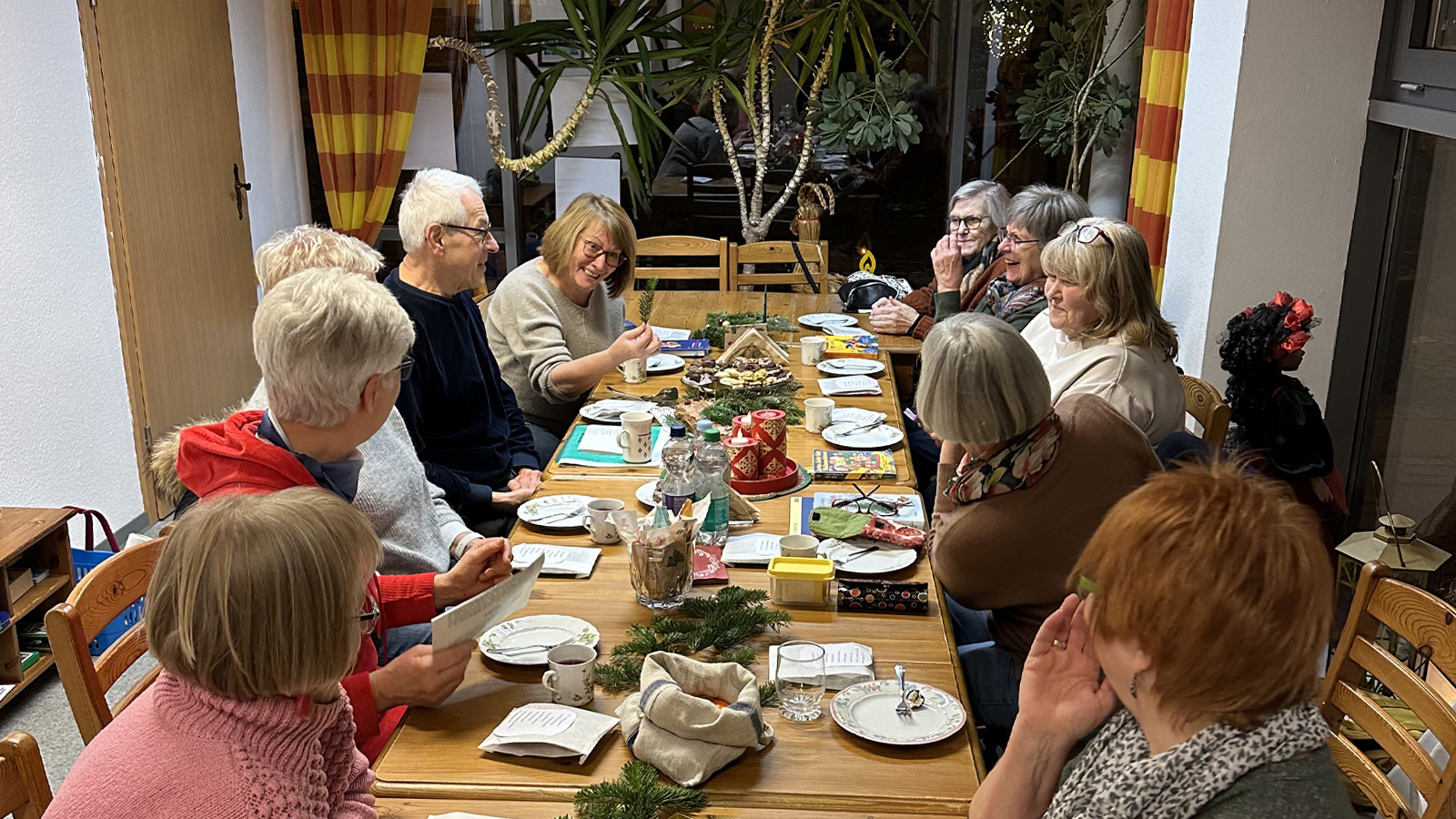 Lesestammtisch des Musik- und Kulturvereins Stadtoldendorf beschließt das Jahr mit Weihnachtslesung