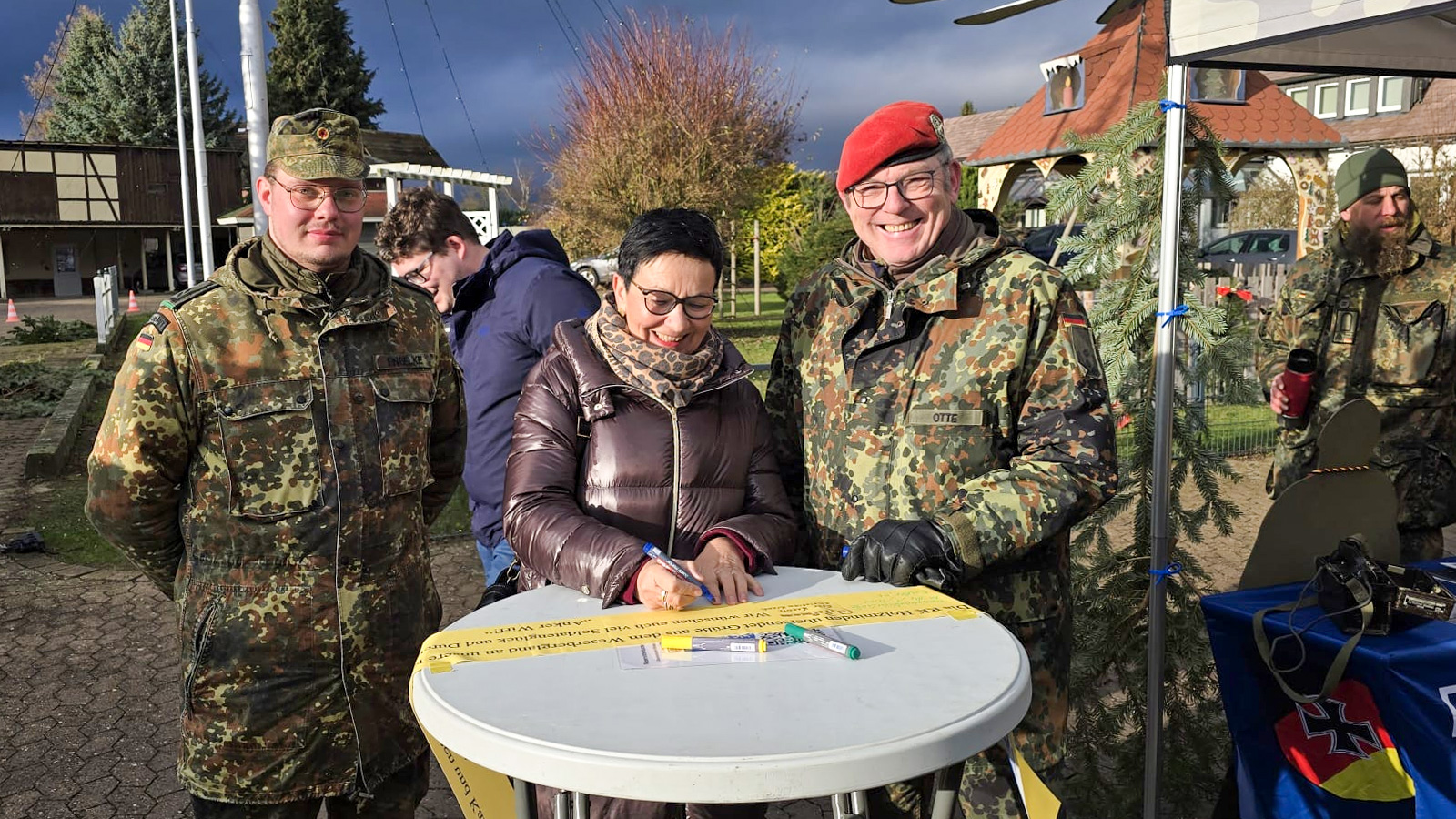 Reservistenkameradschaft Holzminden setzt starkes Zeichen mit Gelbem Band auf Weihnachtsmarkt in Deensen