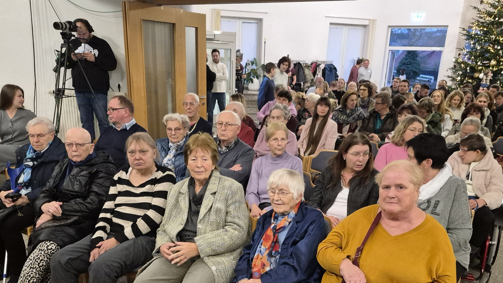 Senioren aus Stadtoldendorf erleben Weihnachtsmusical „Das Kind der Hoffnung“ im Gemeindezentrum