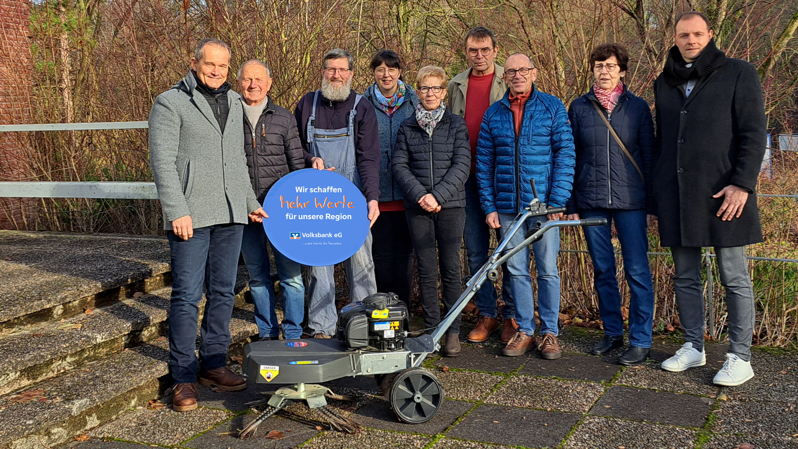 Unterstützung für die Kirchengemeinde Wangelnstedt: Neue Kehrmaschine dank VR-Gewinnsparen übergeben