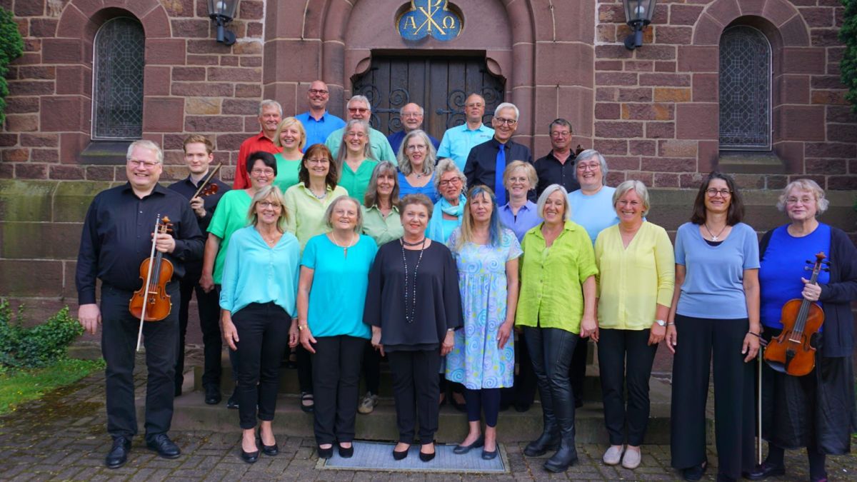 Der A-Cappella-Chor Fürstenberg mit Instrumentalisten nach dem Jubiläums-Sommerkonzert im Juli 2024.