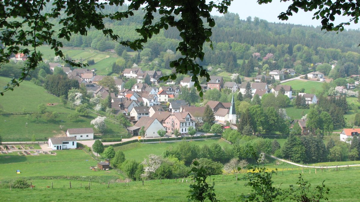 Der Naturpark Solling-Vogler lädt ein: „GLAS│Walk and Talk in Hellental“ – Dörfliches Bonbon im Solling