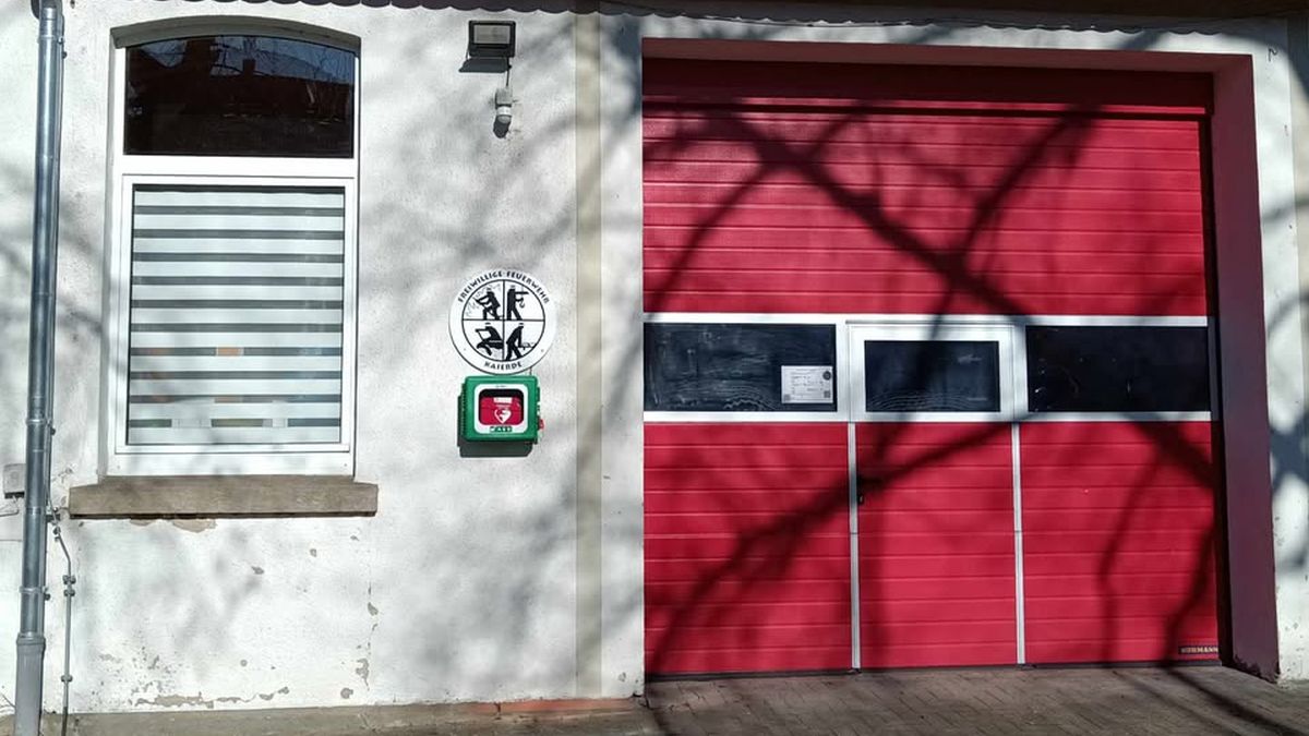 Neuer Defibrillator am Feuerwehrhaus in Kaierde.