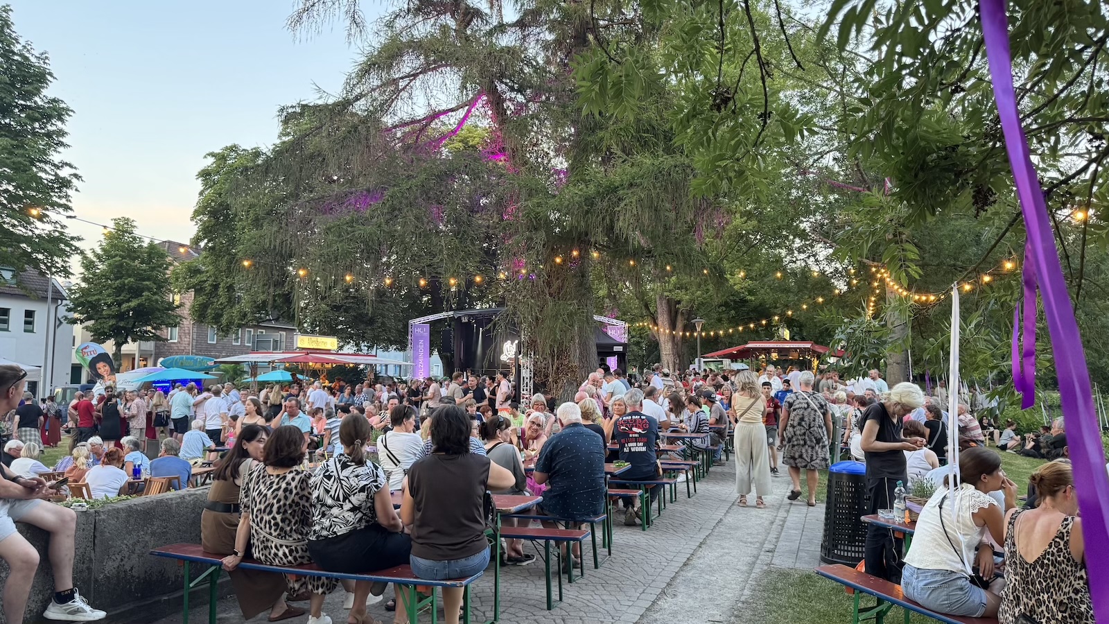 Fest an den Teichen trotzt der Hitze – Hunderte feiern ausgelassenes Sommerwochenende