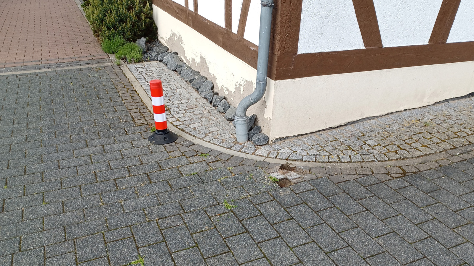 Erneuter Vandalismus in Grünenplan: Verkehrspoller samt Pflastersteinen entfernt