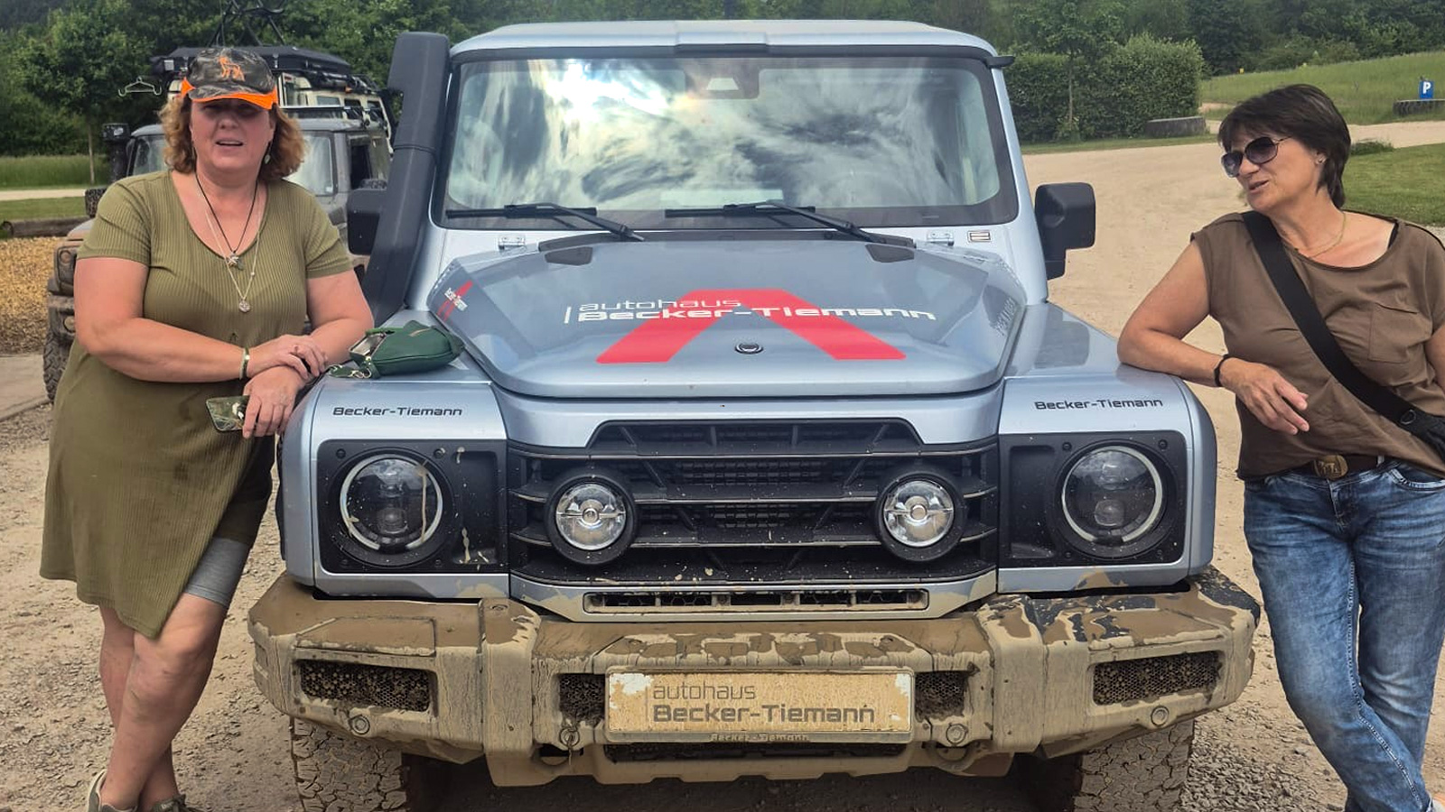 Zwanzig Frauen sammeln im Mammutpark Stadtoldendorf Erfahrungen im Gelände mit Offroad-Fahrzeugen