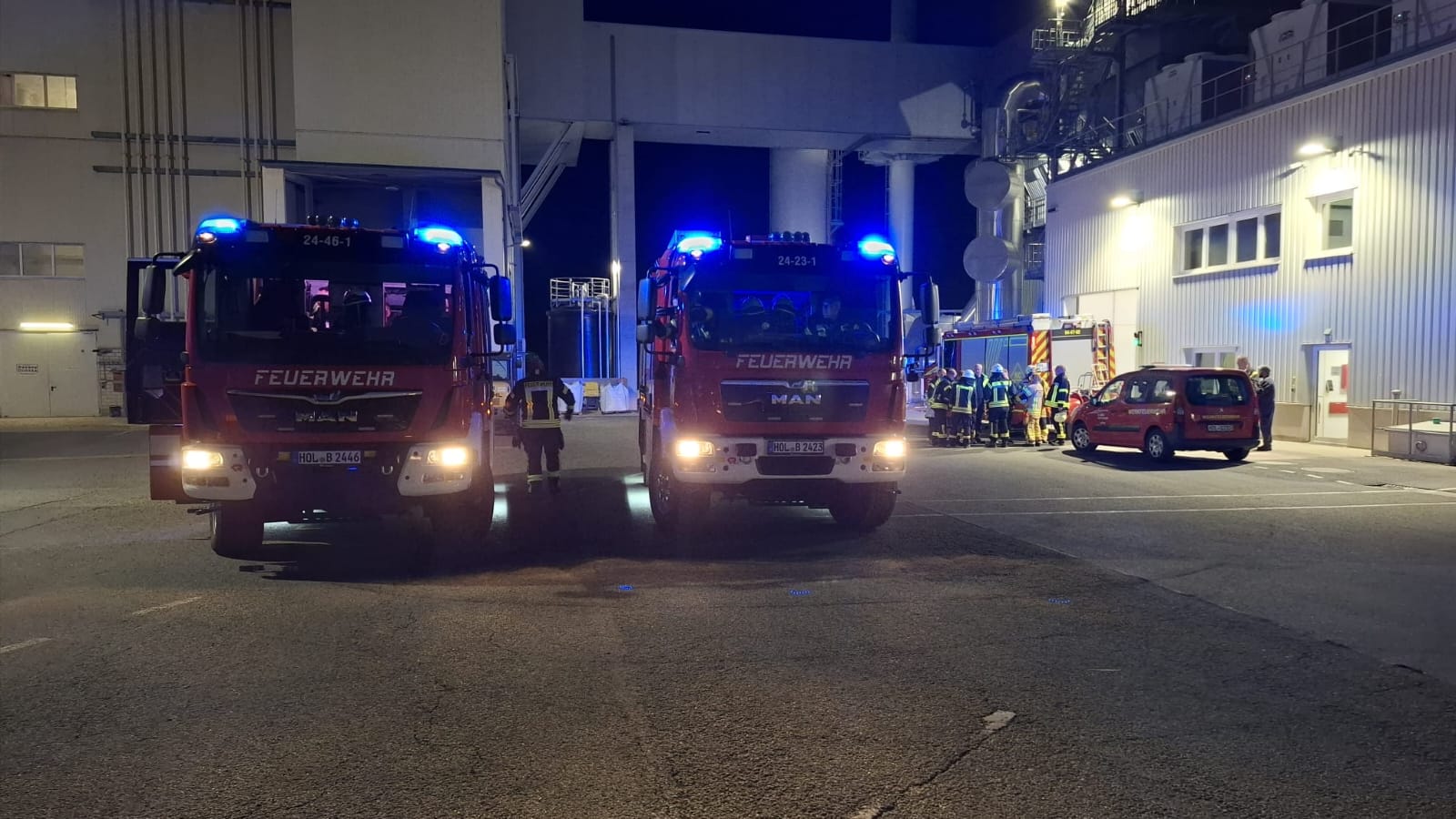 Nächtlicher Feuerwehreinsatz in Boffzen: Brandmeldeanlage in Industriebetrieb löst aus