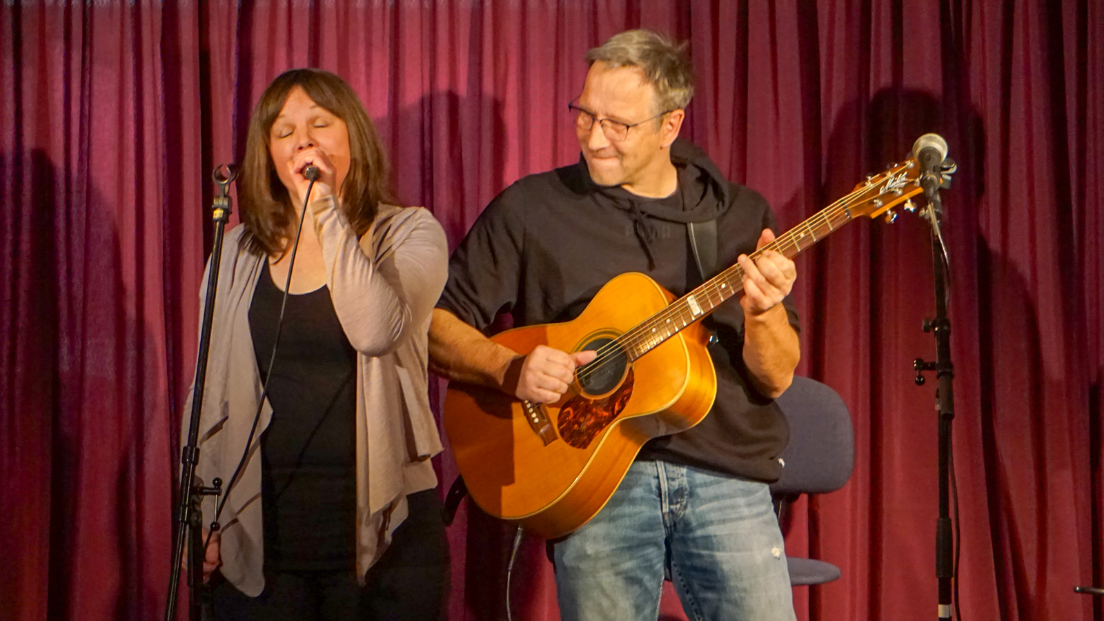 Acoustic-Duo „Miss Who“ eröffnet neues Format „Kleines Konzert im Park“ in Bodenwerder
