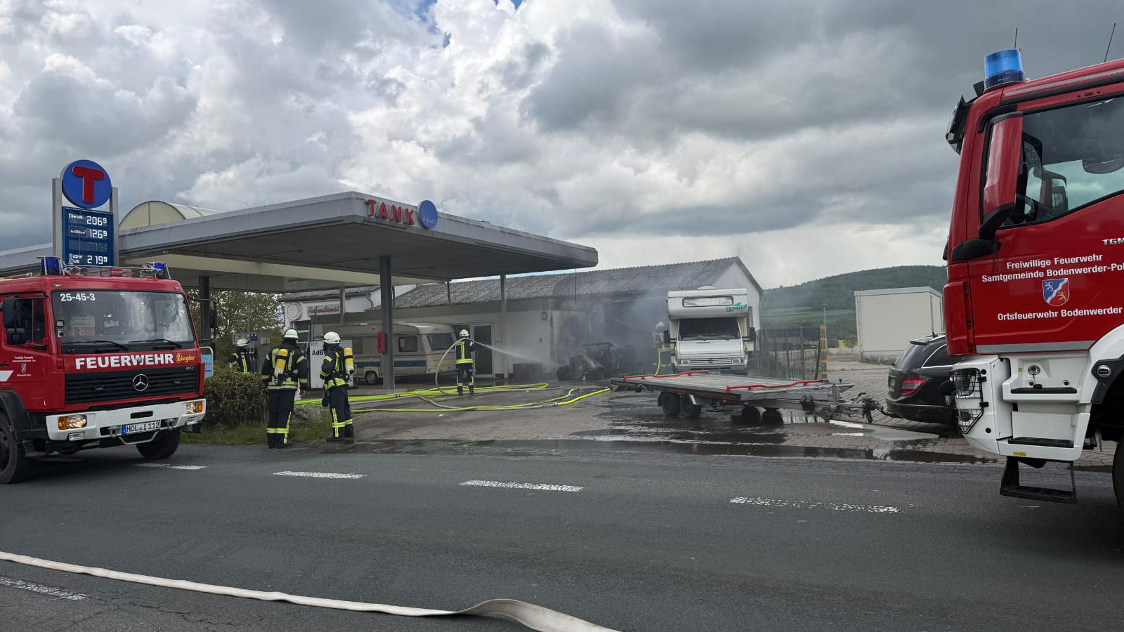 Brennender Pkw in Hehlen: Einsatzkräfte löschen Feuer nahe einer Tankstelle