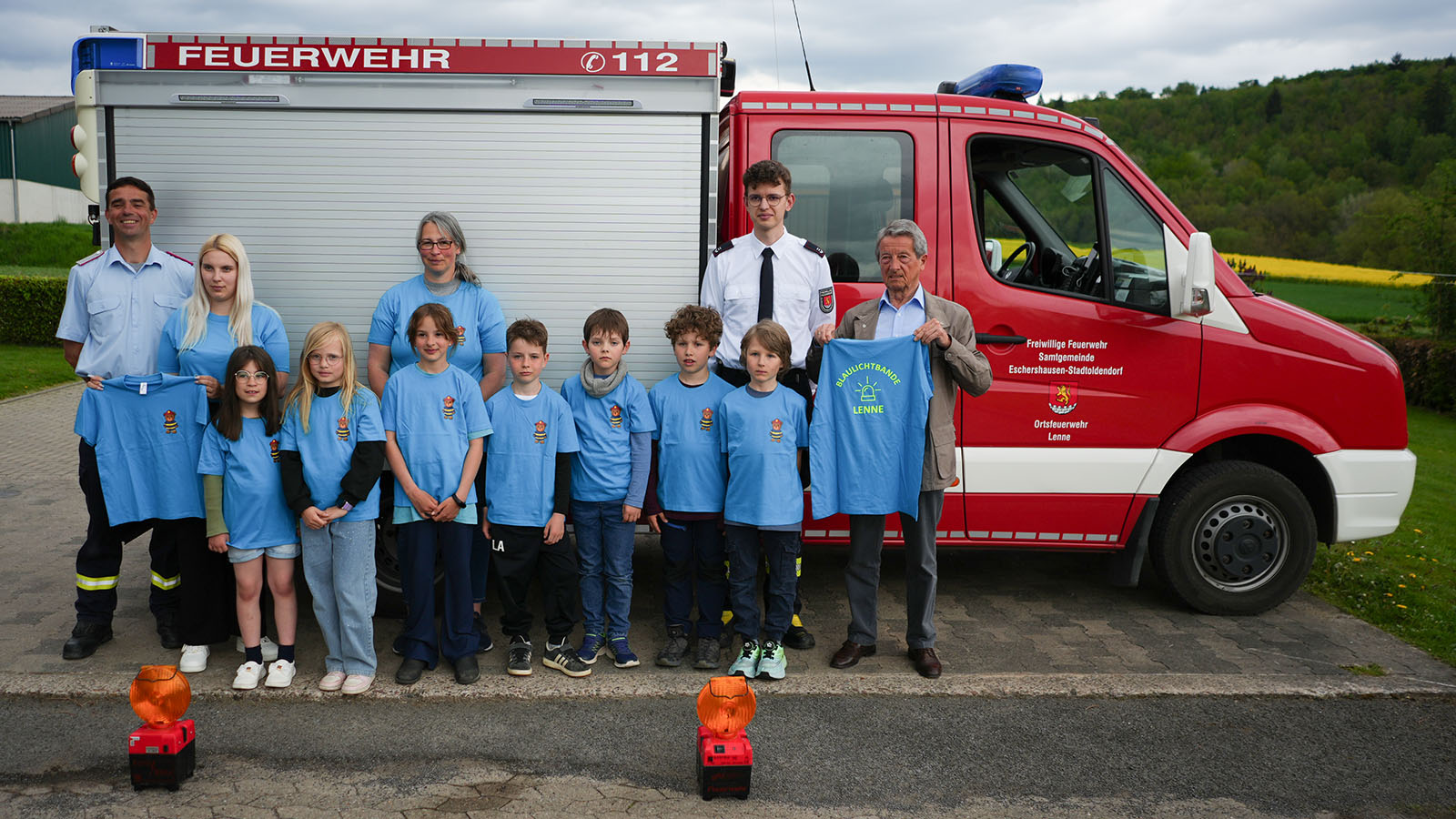 Ein starkes Zeichen für den Nachwuchs: Kinderfeuerwehr Lenne freut sich über neue T-Shirts