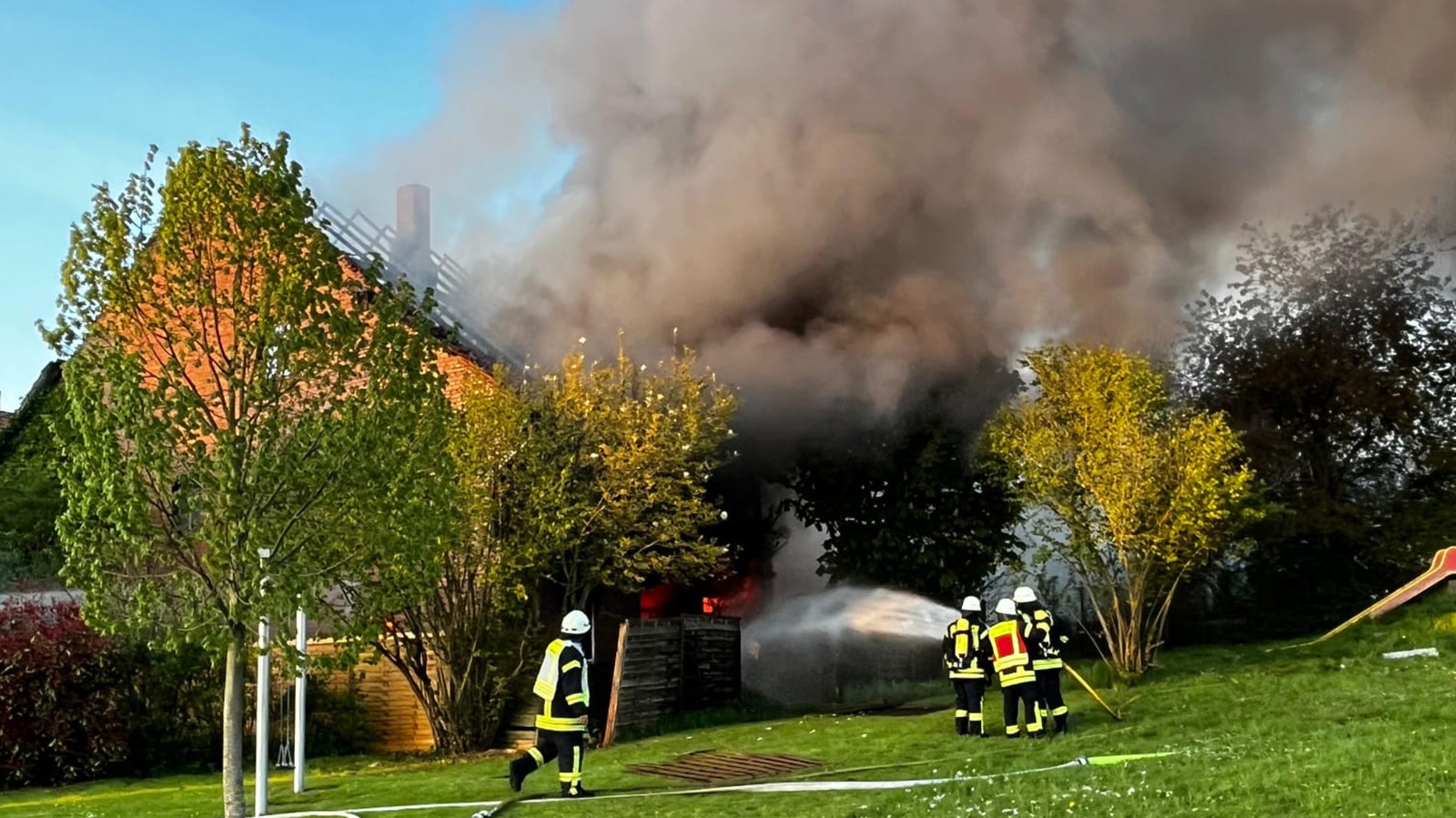 Gebäudebrand breitet sich schnell aus: Rund 180 Einsatzkräfte verhindern Übergreifen der Flammen