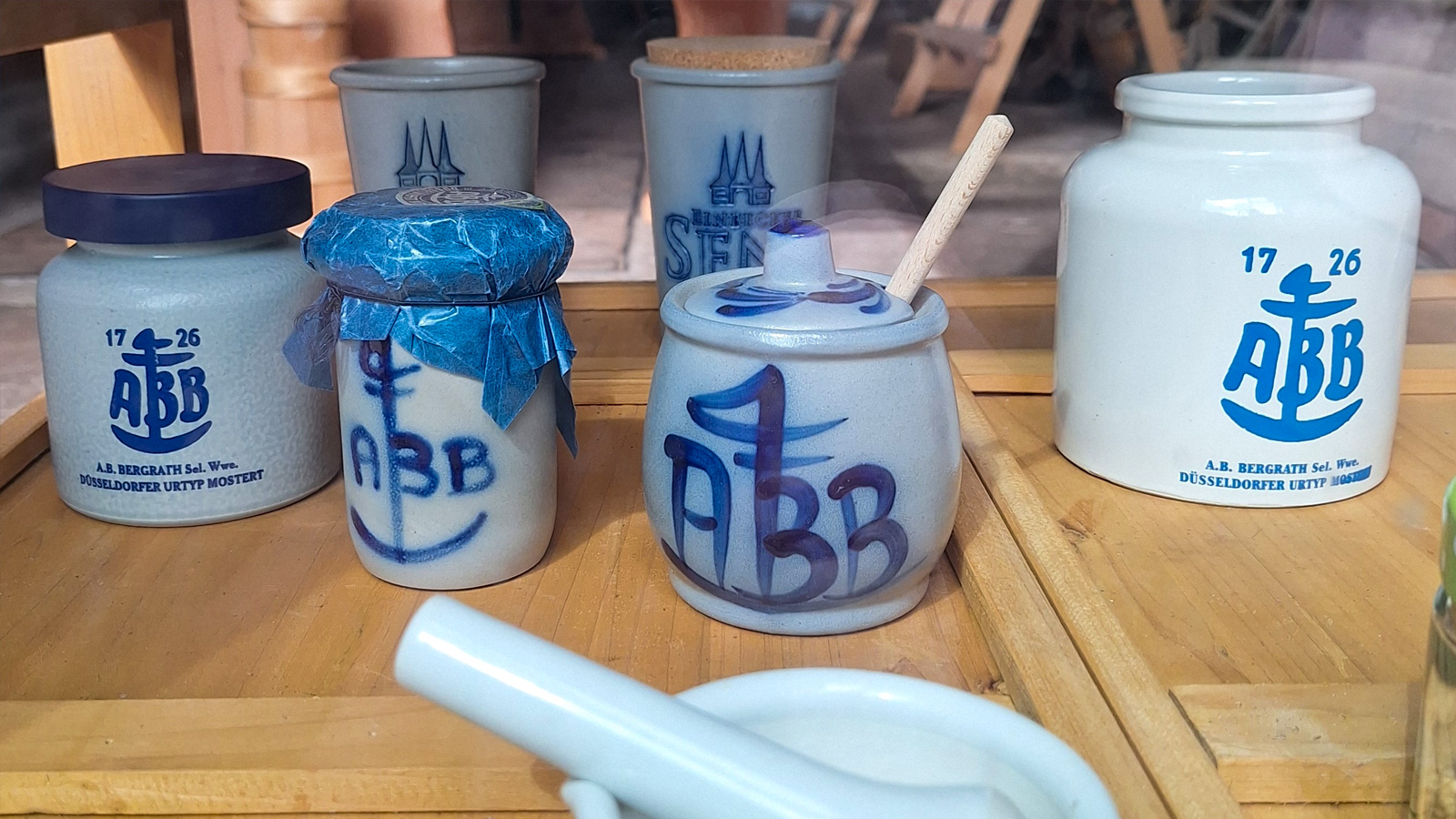 Historisches Museum Hellental zeigt Senf-Tischtöpfchen und beleuchtet Tradition des Senfhandwerks