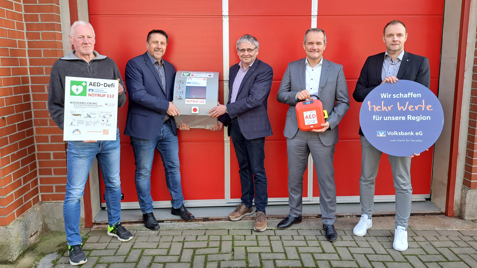 Gemeinde Halle erhält Defibrillator im Wert von 2.710 Euro – Volksbank eG Eschershausen fördert Projekt aus VR-Gewinnsparen