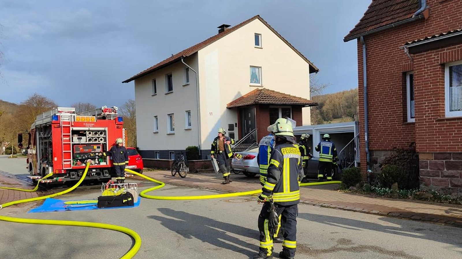 Kellerbrand in Beverungen-Würgassen mit Großaufgebot der Feuerwehr