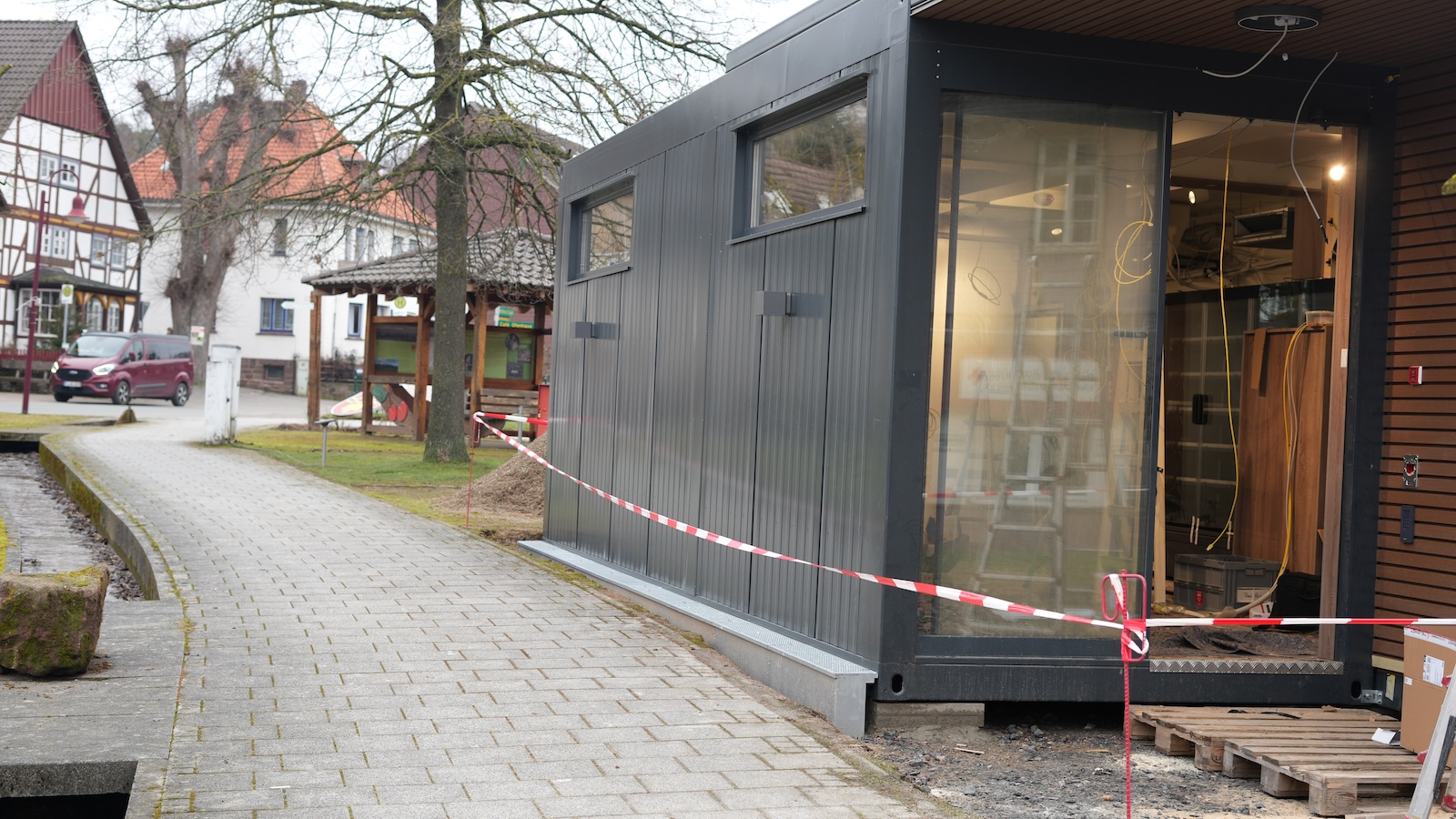 Aufbau gestartet: Golmbach bekommt 24/7-Supermarkt-Container als Leuchtturmprojekt