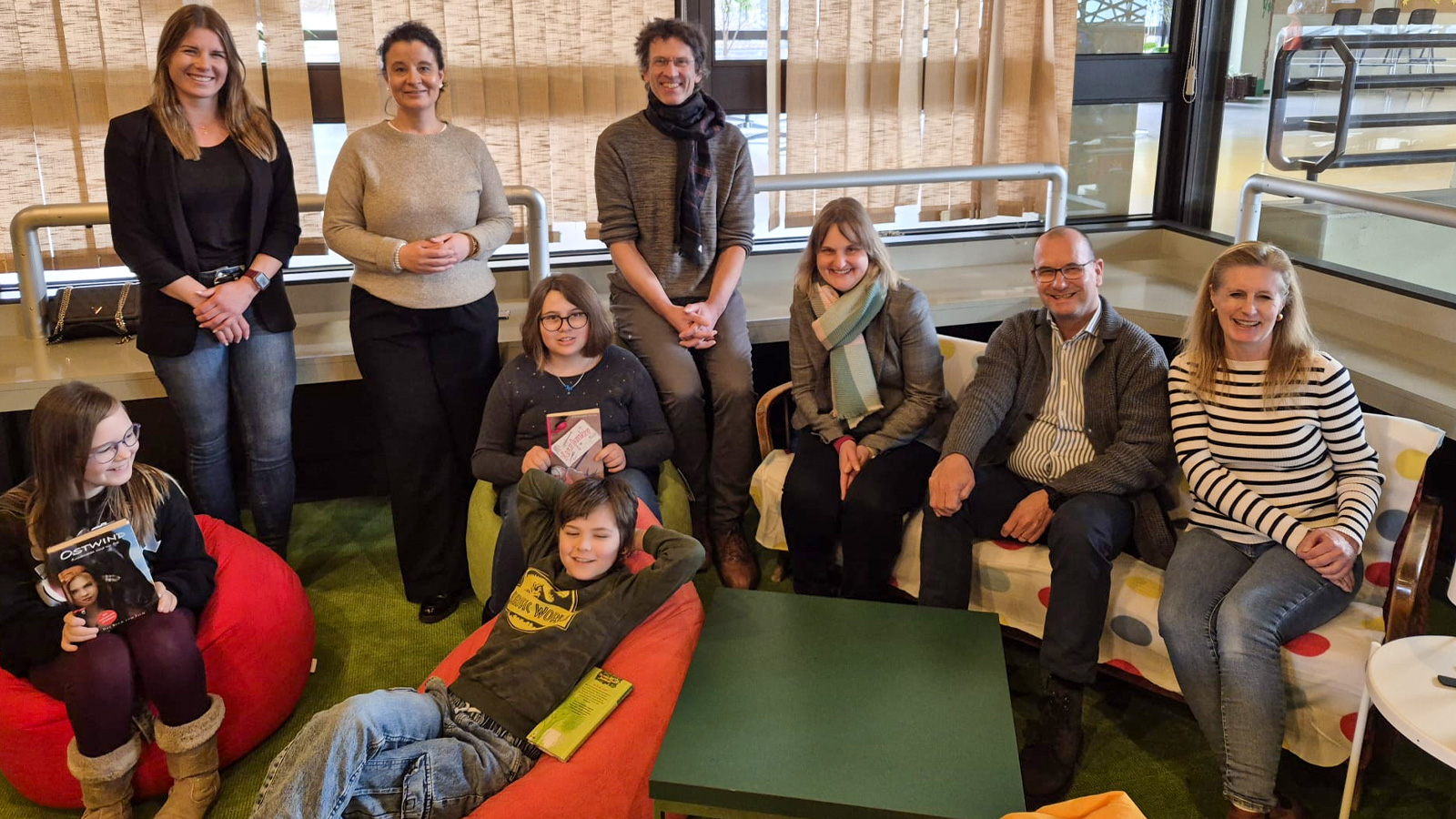 Neue Möbel und Lesung: Schule am Vogler bedankt sich bei Strebost-Stiftung