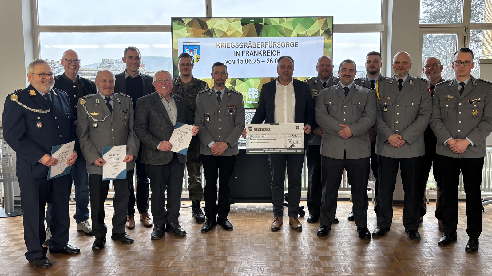 Ehrung im Kreishaus: Soldaten aus Holzminden pflegen Kriegsgräber in der Normandie