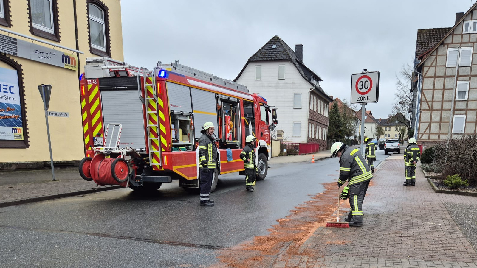 Ölspur in der „Eberbachstraße“: Feuerwehr Stadtoldendorf im Einsatz