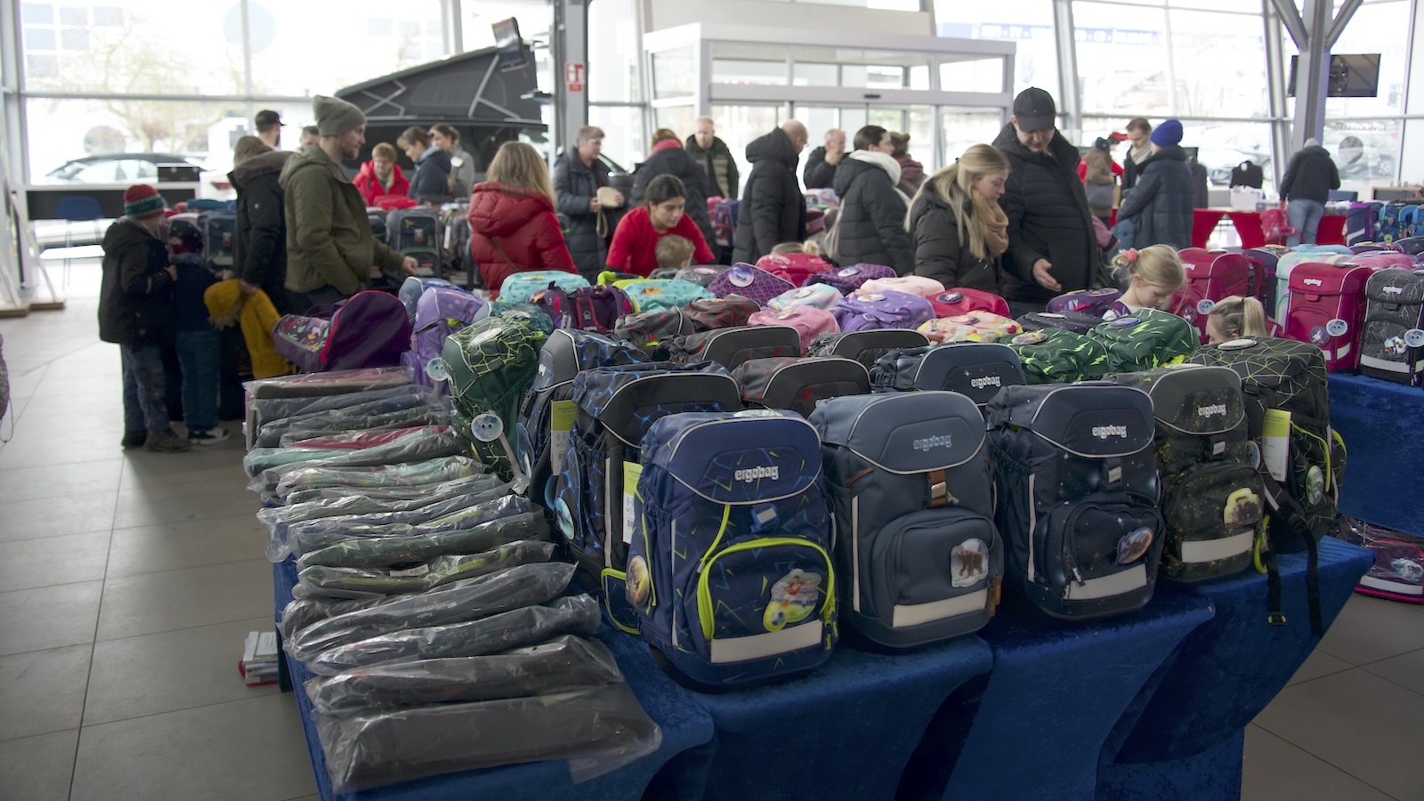 Große Schulranzenparty im Autohaus Vatterott zieht zahlreiche Familien an