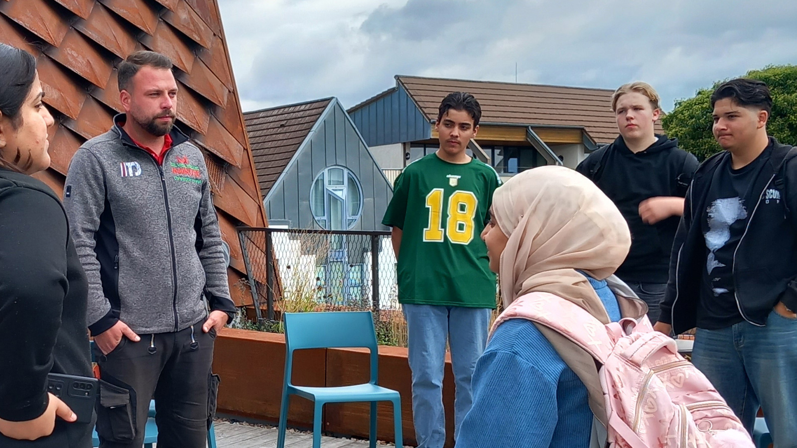 Exkursion im Rahmen des Projekts Green Tec: Schülerinnen und Schüler besuchten gemeinsam mit der Dachdeckerei Mairose das „Green Roof – Sensoria“ in Holzminden. Exkursion im Rahmen des Projekts Green Tec: Schülerinnen und Schüler besuchten gemeinsam mit der Dachdeckerei Mairose das „Green Roof – Sensoria“ in Holzminden.