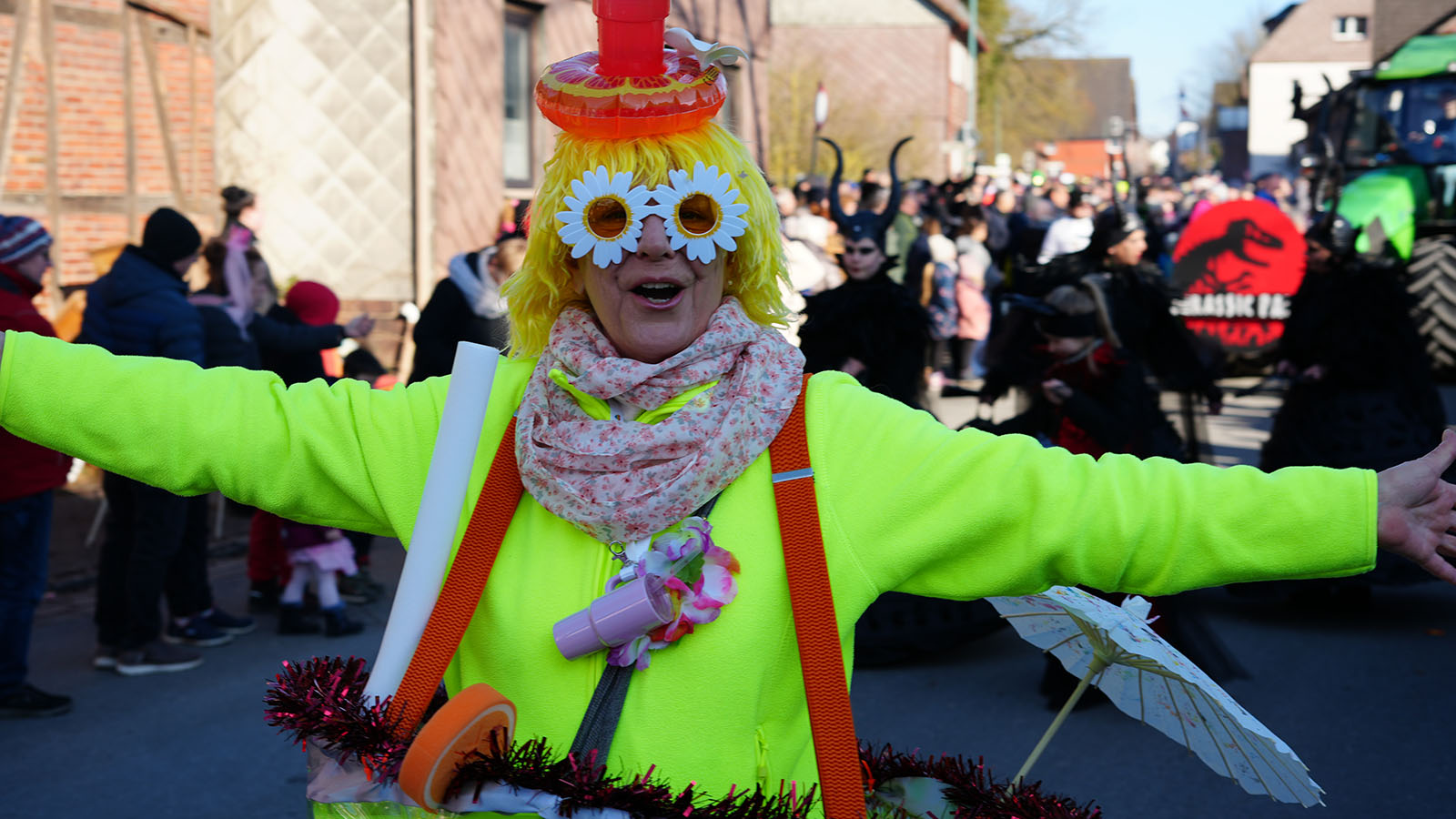 Helau in Arholzen: Bunte Kostüme und volle Straßen feiern den Karneval