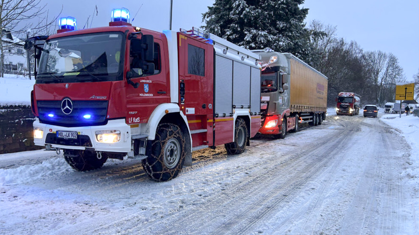Schnee, Stillstand, Stau: Die Feuerwehr musste eingreifen, um das Verkehrschaos auf der B 240 zu beenden