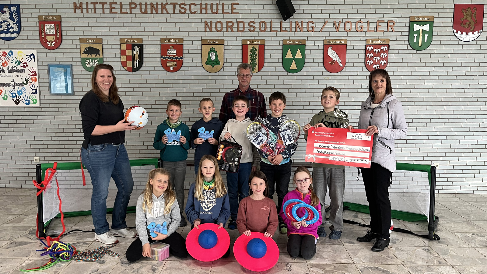 500 Euro für neue Pausenspiele: Unterstützung für Grundschule Deensen