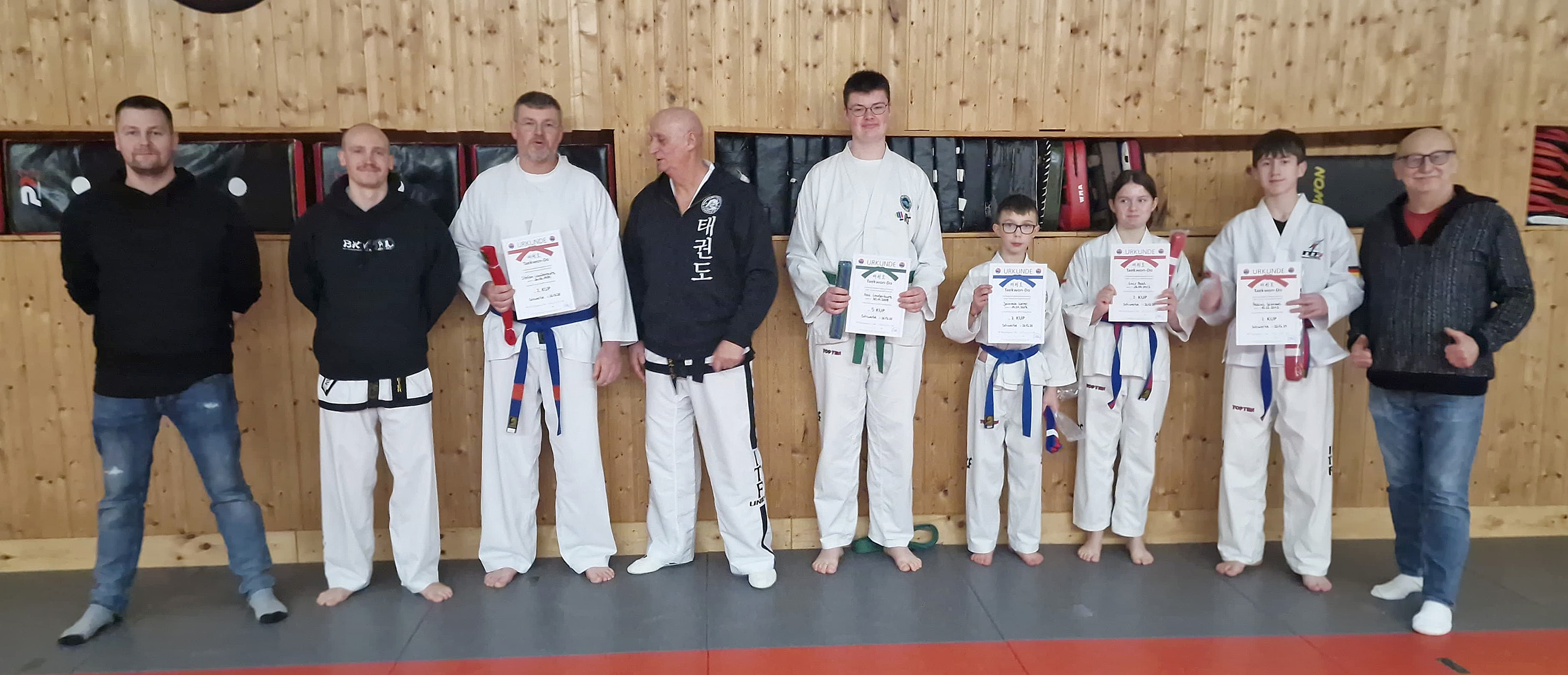 Zur Gürtelprüfung reisten nach Schwerte (von links) Trainer Rene Kalenberg, Prüfer Tobias Borgmeier, Stefan Laufenburg, Prüfer Dietmar Baumeister, Max Laufenburg, Janneck Weyer, Lucy Bost, Pascal Glänzel und Trainer Günter Potthast. Zur Gürtelprüfung reisten nach Schwerte (von links) Trainer Rene Kalenberg, Prüfer Tobias Borgmeier, Stefan Laufenburg, Prüfer Dietmar Baumeister, Max Laufenburg, Janneck Weyer, Lucy Bost, Pascal Glänzel und Trainer Günter Potthast.